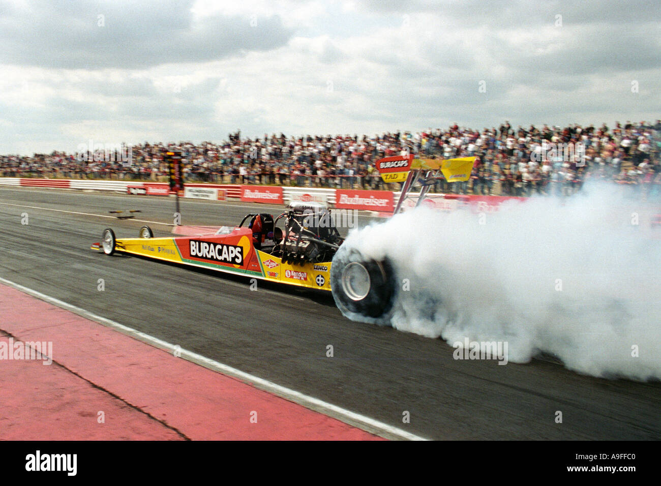 Burnout alcool superiore drag racing car a santa pod raceway Inghilterra Foto Stock