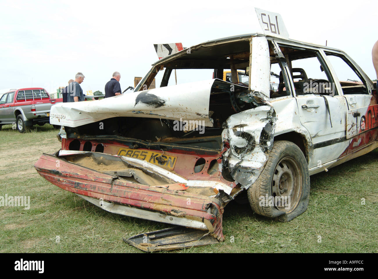 Volvo banger racer dopo il crash banger racing stock car crash c Banger racing race racer stock car crash incidente dent scratch pr Foto Stock