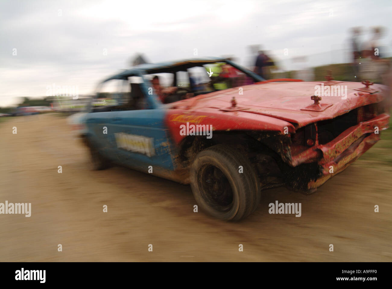 Ford Granada banger racing car a smallfield sterrato vicino a gatwick sussex banger racing stock car crash c Banger racing gara r Foto Stock