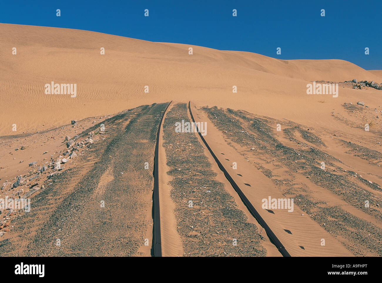 Linea ferroviaria inghiottito dalla sabbia nel abondoned città fantasma di Kolmanskop Namibia Foto Stock