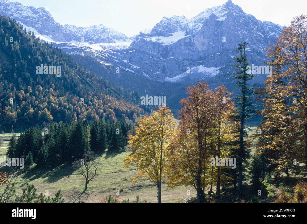 Soleggiata giornata autunnale all'ITA, Austria, Karwendel Mountain Range Foto Stock