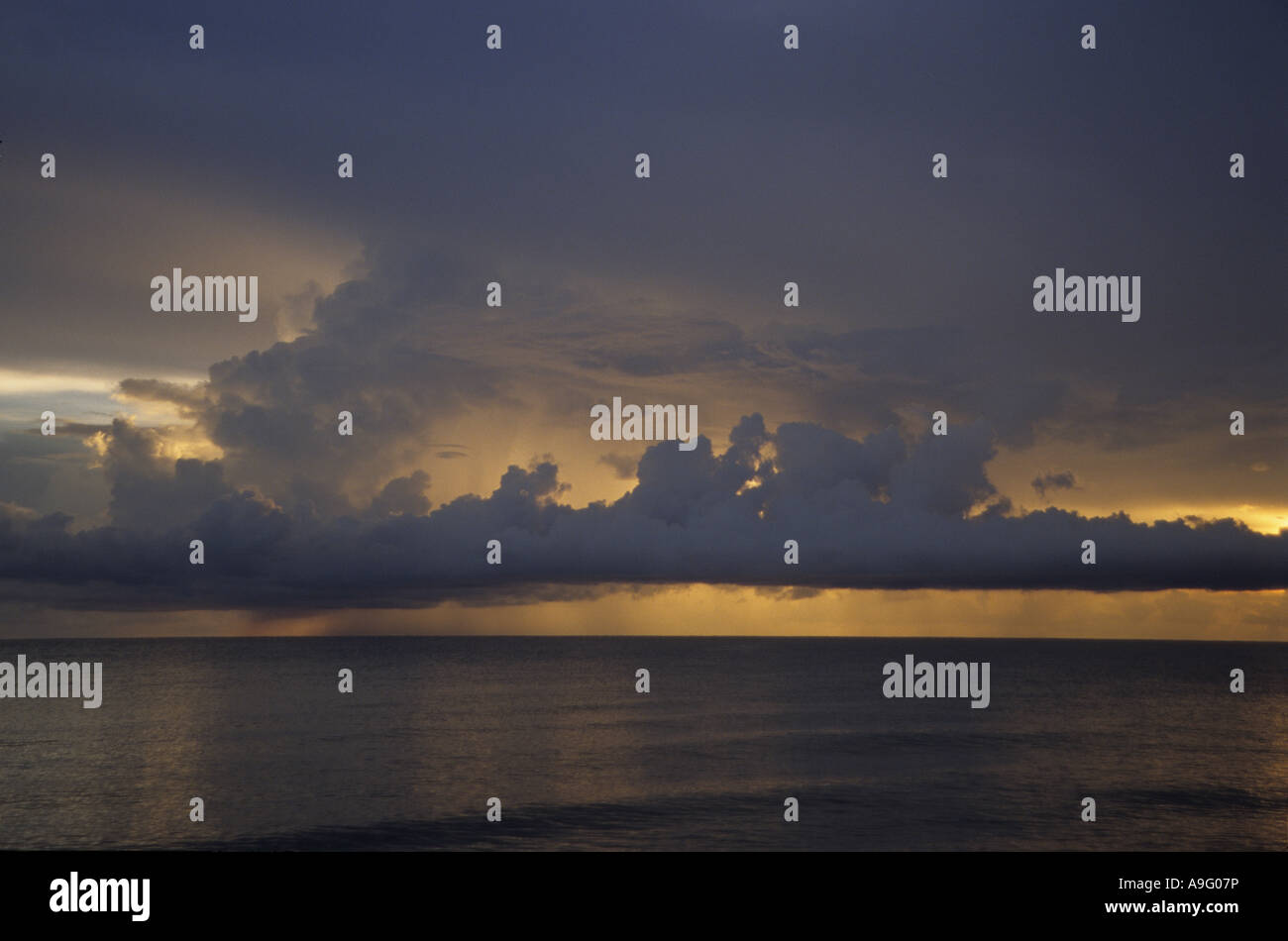 Tramonto sul Golfo del Messico fro Naples, Florida Foto Stock