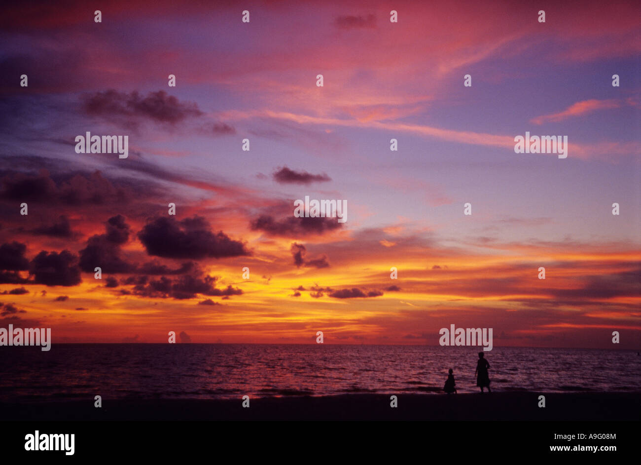 Tramonto sul Golfo del Messico fro Naples, Florida Foto Stock