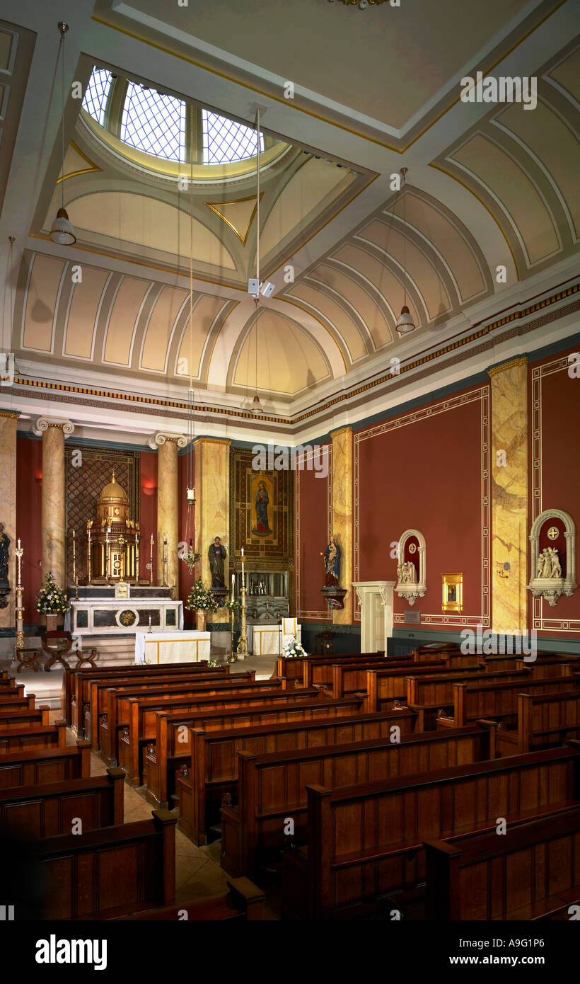 Interno della vista est San Francesco Saverio la Chiesa, Hereford, Inghilterra Foto Stock