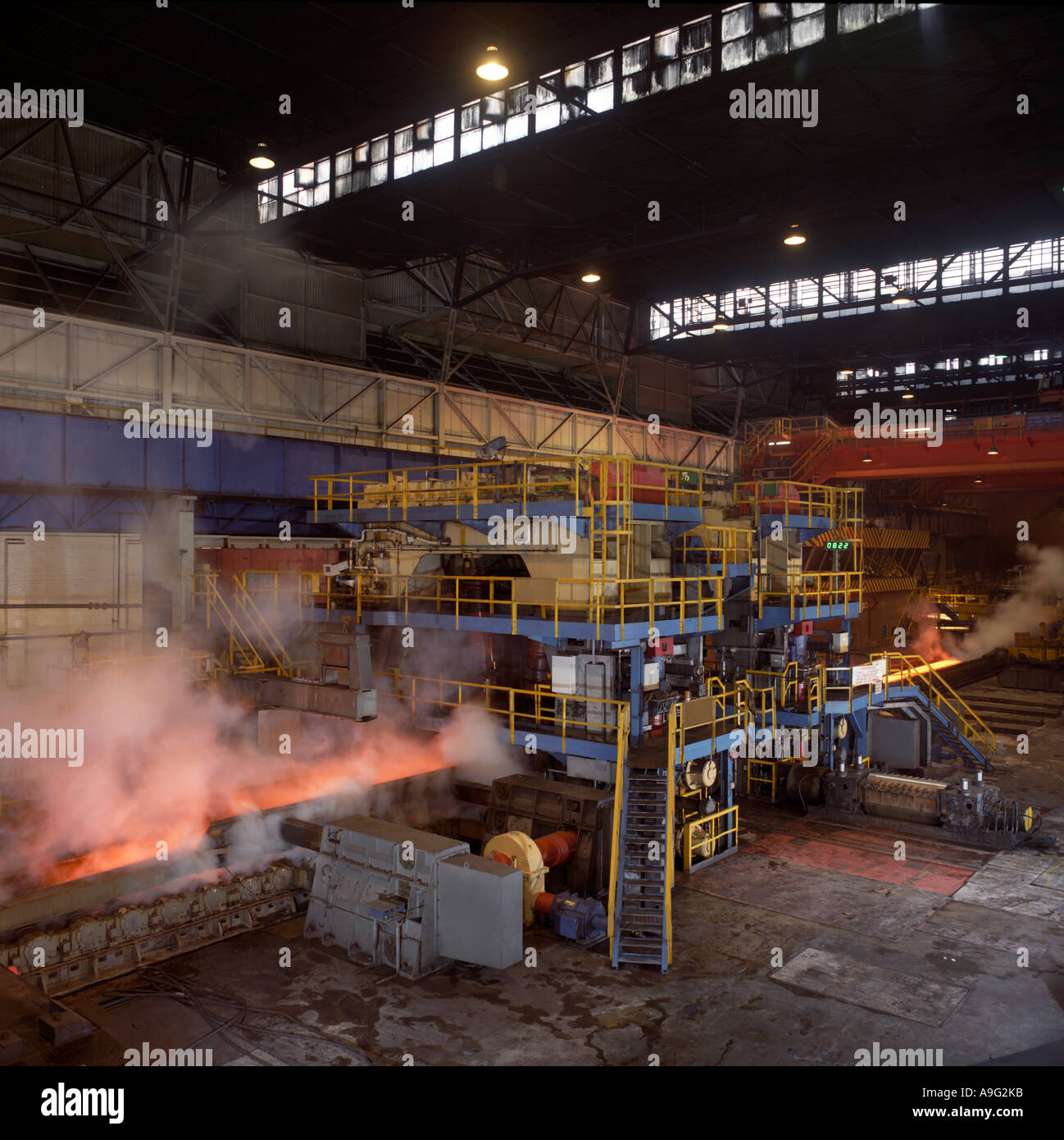 Acciaio laminatoio a caldo che mostra il processo continuo, Llanwern Steel Works, South Wales, Regno Unito Foto Stock