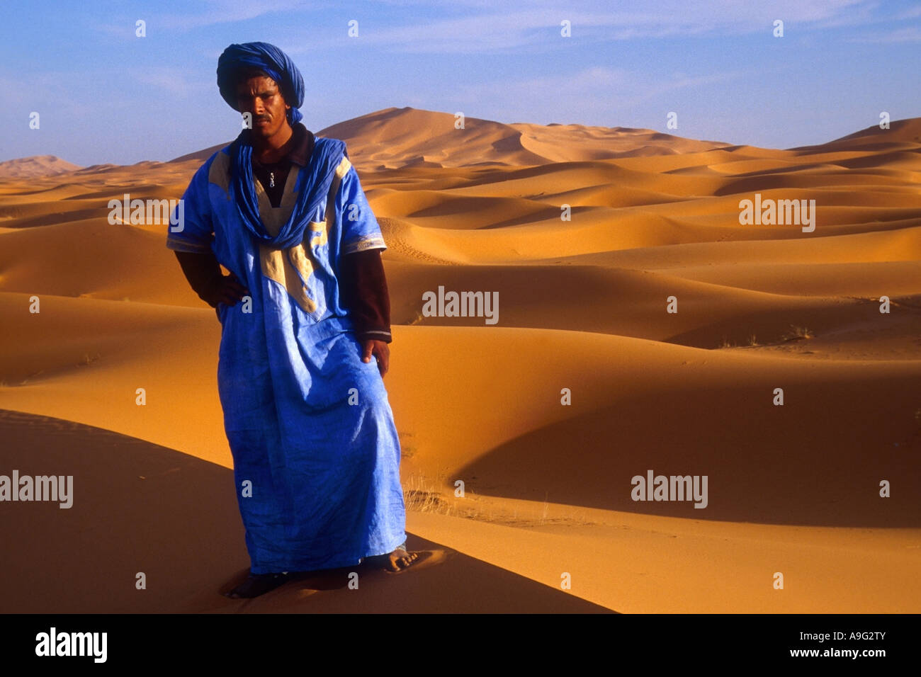 Berber in parte anteriore di dune di sabbia, Marocco, Erg Chebi Foto Stock
