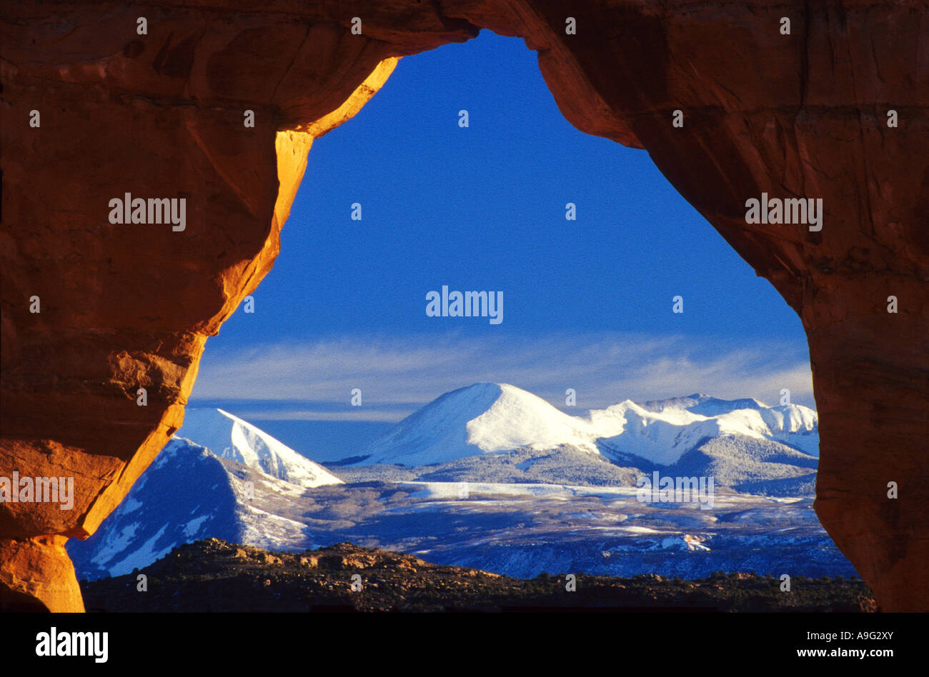 Vista attraverso il Delicate Arch, USA Utah, archi NP Foto Stock