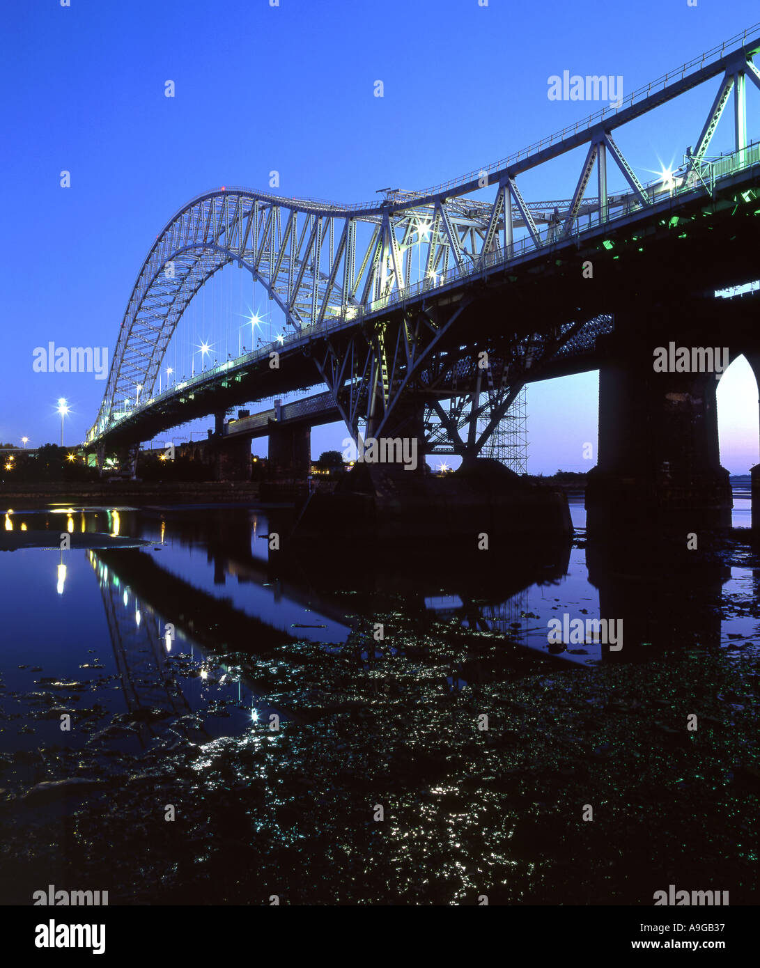 Il Runcorn Widnes Roadbridge che attraversano il fiume Mersey di notte CHESHIRE REGNO UNITO Foto Stock