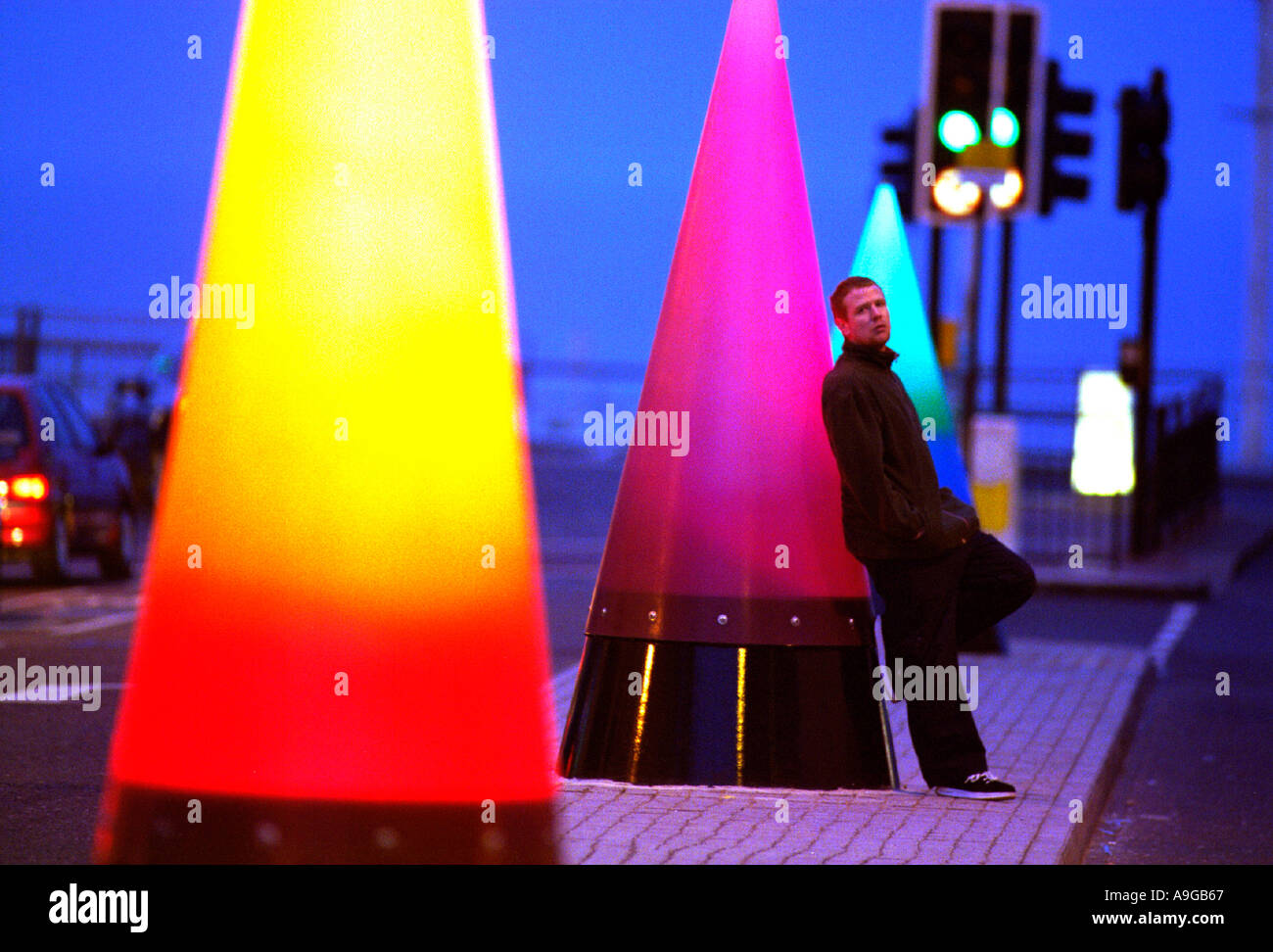 Artista Raphael Daden con la sua fibra tre sculture in vetro denominato i coni dal lungomare di Brighton Foto Stock