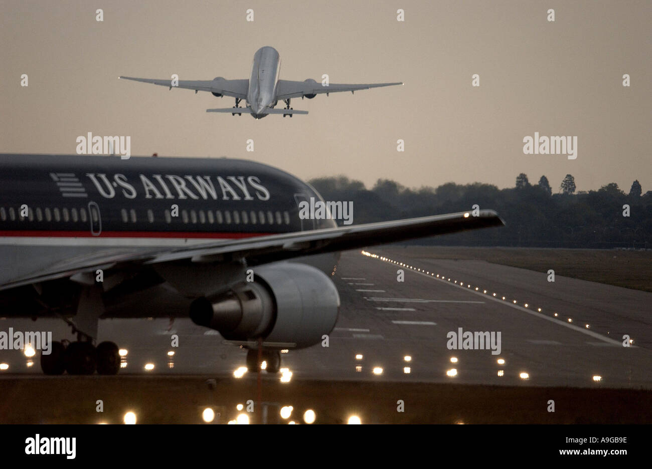 US Airways jet e American Airlines Airbus all aeroporto di Gatwick Foto Stock