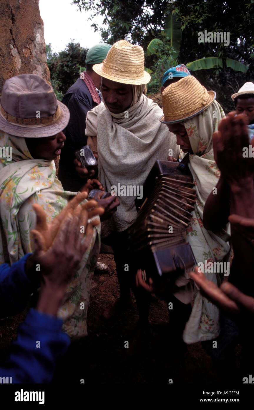 Musicisti allegramente gioca mentre i parenti della morte di danza con il cadavere cerimonia Famadihana Madagascar. Foto Stock