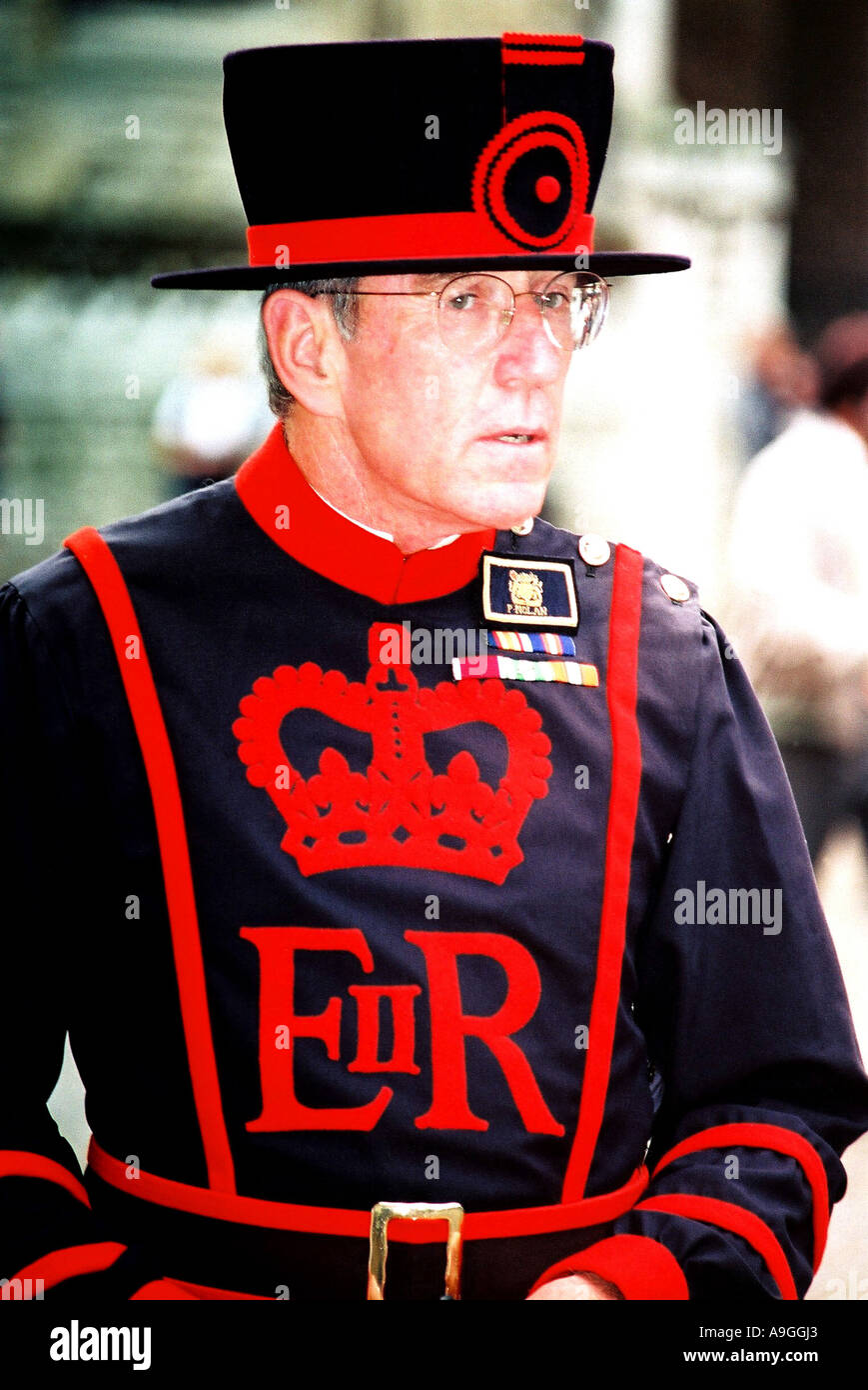 Yeoman Warder presso la Torre di Londra, meglio noto come Beefeater, indossando il tradizionale uniforme Foto Stock