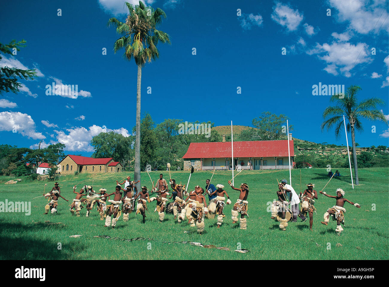 Un gruppo di Kwa Zulu uomini vestiti come guerrieri ri emanare una battaglia a Rorke s Drift Battlefield Kwa Zulu Natal Sud Africa Foto Stock