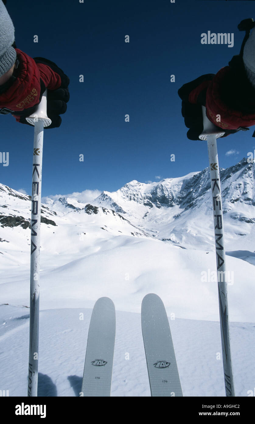 Vista prospettica dal davanti di uno sciatore. Foto Stock