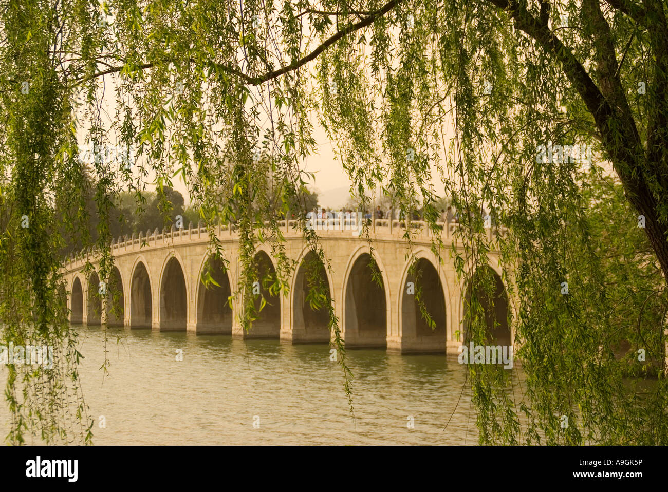 Estate Palazzo salici framing diciassette il ponte di Arco sul Lago Kunming, Pechino Foto Stock