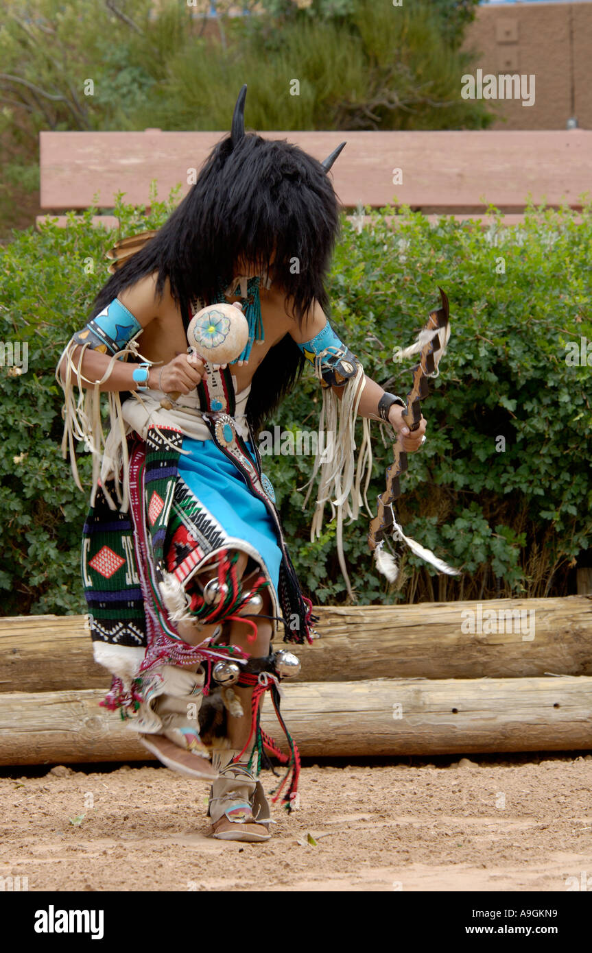 Buffalo danza di Zuni Pueblo Red Tailed Hawk ballerine alla Intertribal Ceremonial in Gallup New Mexico. Fotografia digitale Foto Stock