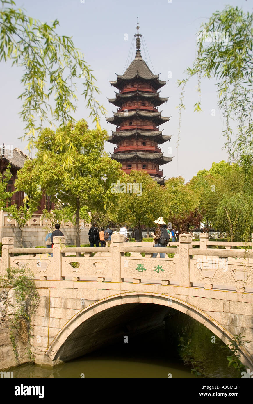 Suzhou di Pan uomini Park con pagoda e acqua sorgiva ponte di pietra Foto Stock