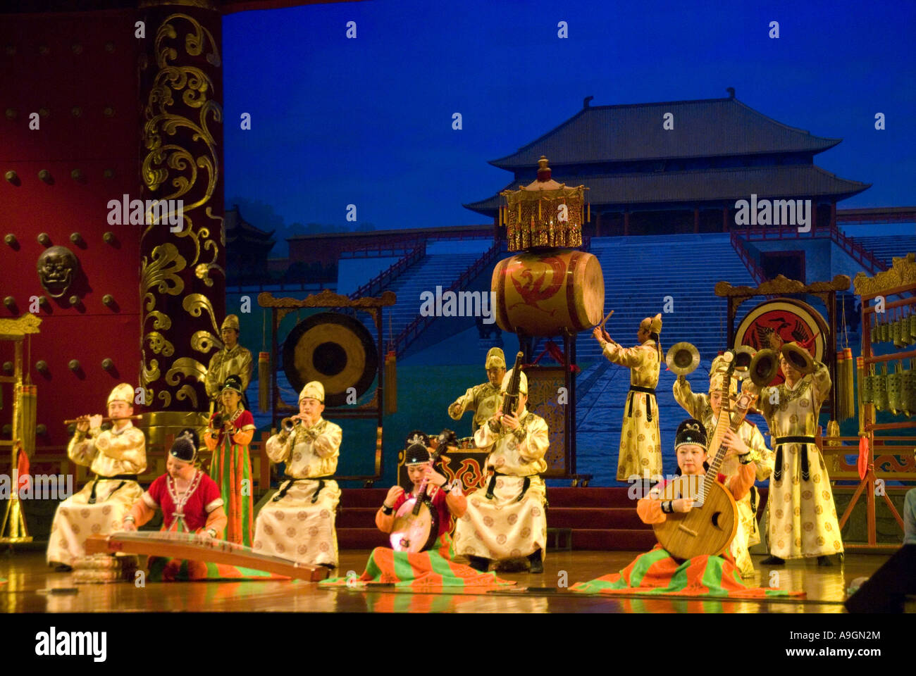 Musicisti sul palco alla dinastia Tang prestazioni della Via della Seta in Xi'an, Cina Foto Stock