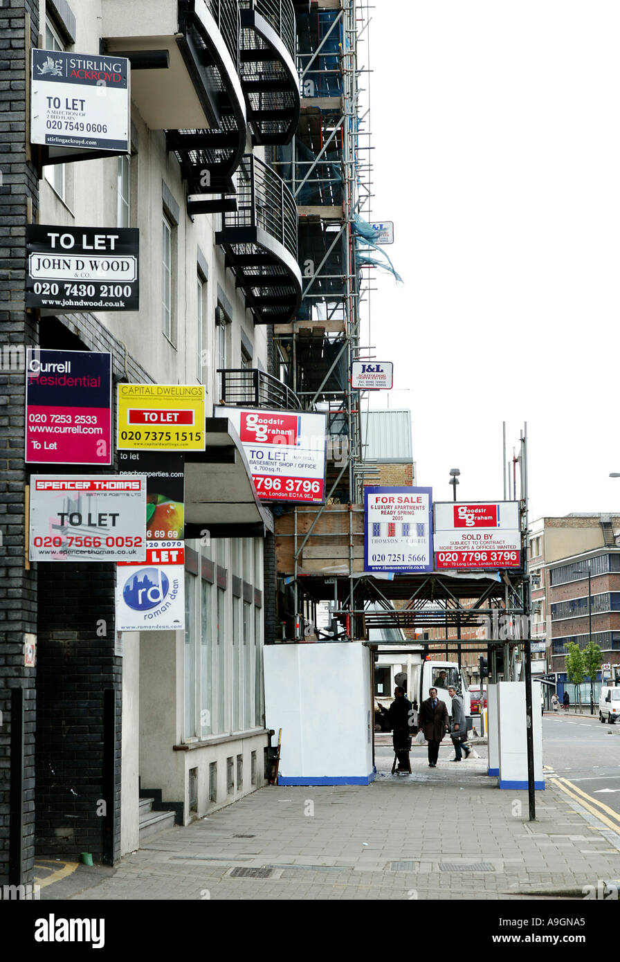 Un'immagine verticale che illustra la natura competitiva del London mercato immobiliare Foto Stock