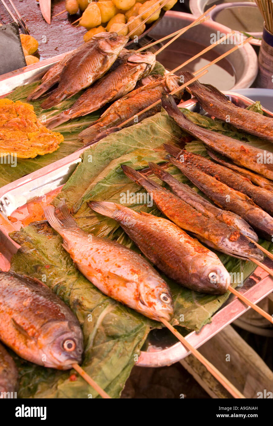 Frittura di pesce di Lago Erhai per la vendita su Golden Shuttle Jinsuo Dao isola vicino a Dali, nella provincia dello Yunnan in Cina Foto Stock