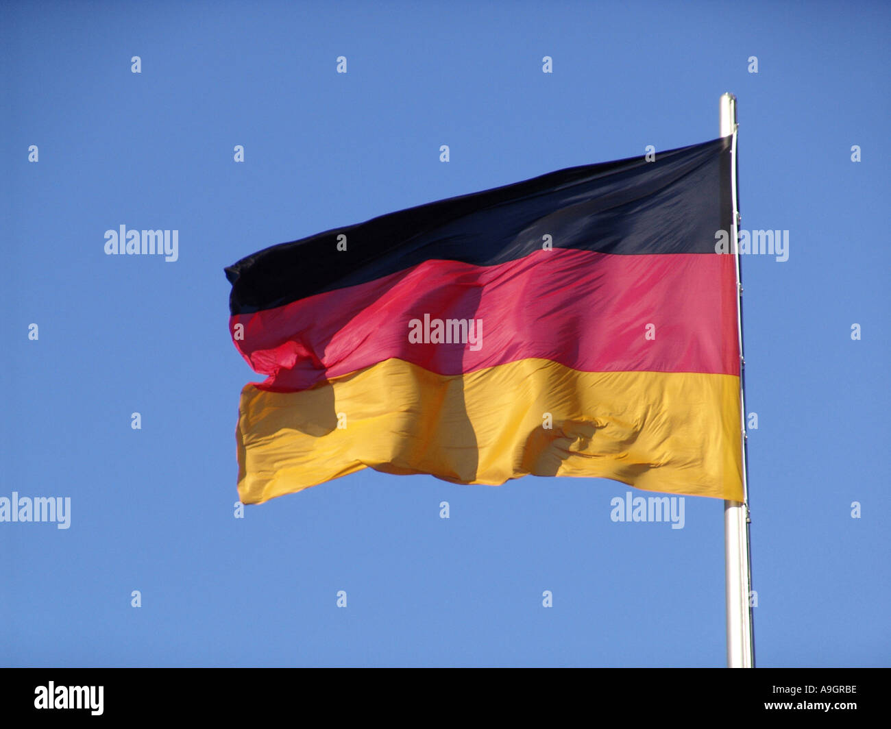 Bandiera tedesca, con cielo blu dietro, Germania, Berlino, 04 feb. Foto Stock