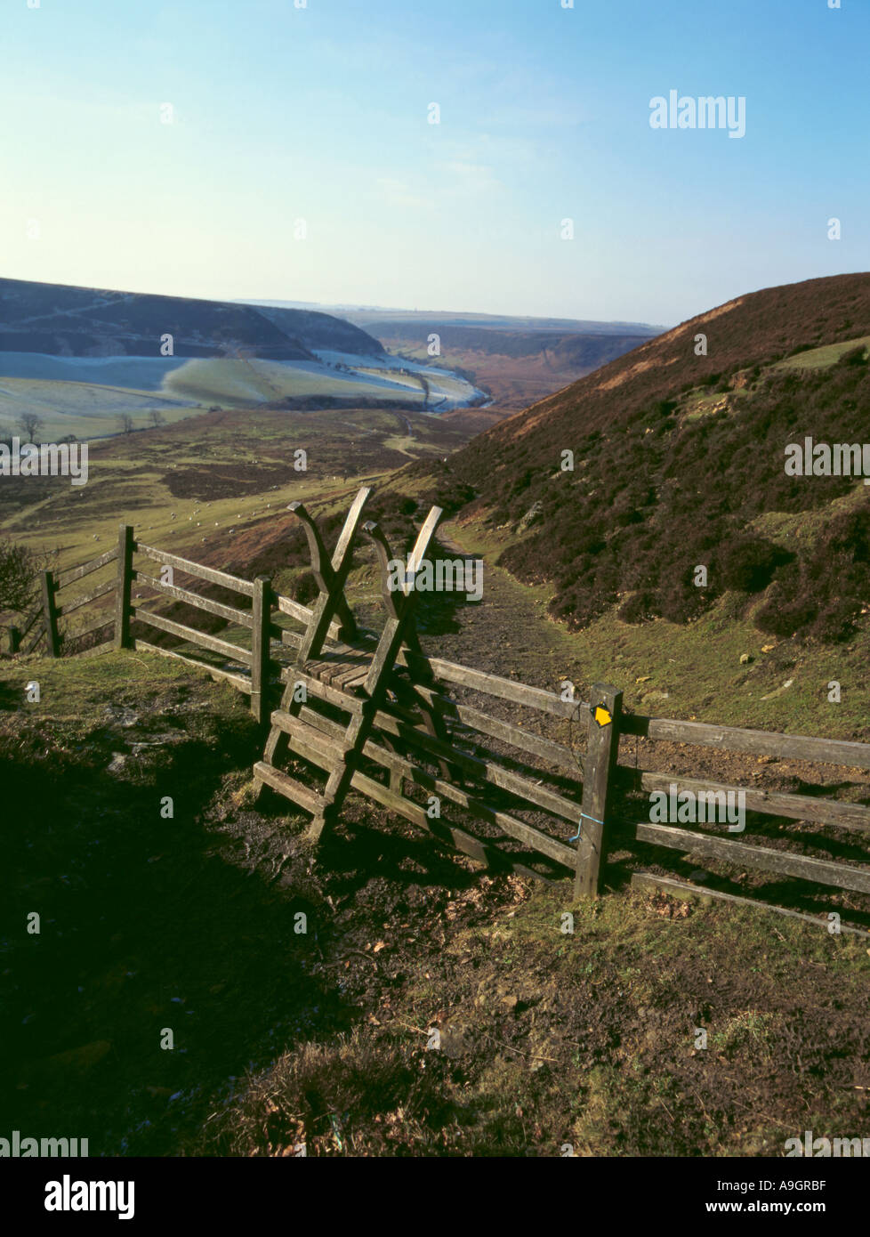 Staccionata in legno, stile e il sentiero, con il foro di Horcum oltre, North York Moors National Park, North Yorkshire, Inghilterra, Regno Unito. Foto Stock