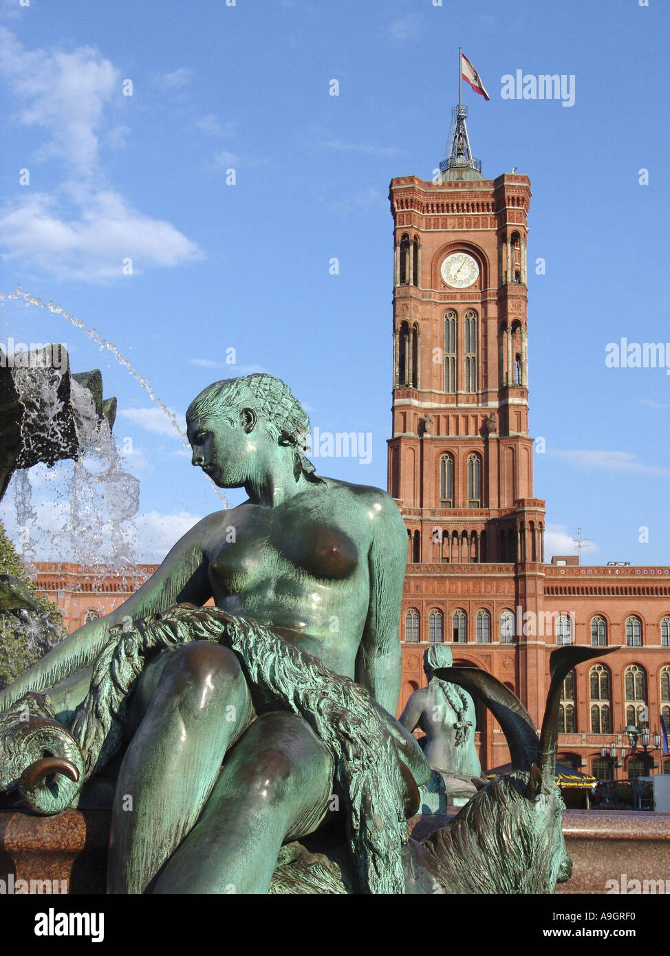 Neptunbrunnen, Rotes Rathaus, costruito 1861-1869 da Herrmann Friedrich Waesemann, Germania, Berlino, 04 maggio. Foto Stock