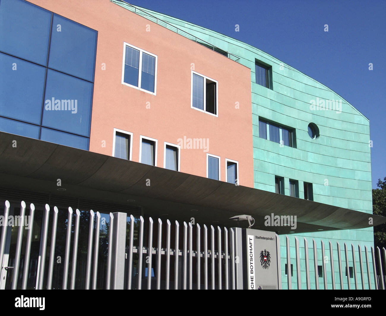 Ambasciata austriaca, costruito 1999-2001, progettato da Hans Hollein, facciata con un prepatinato rame verde pelle, Germania, Berlin-Tie Foto Stock