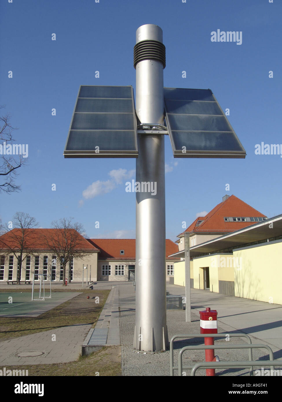 Pannello solare sul schoolyard, Germania, Berlino, Mar 04. Foto Stock