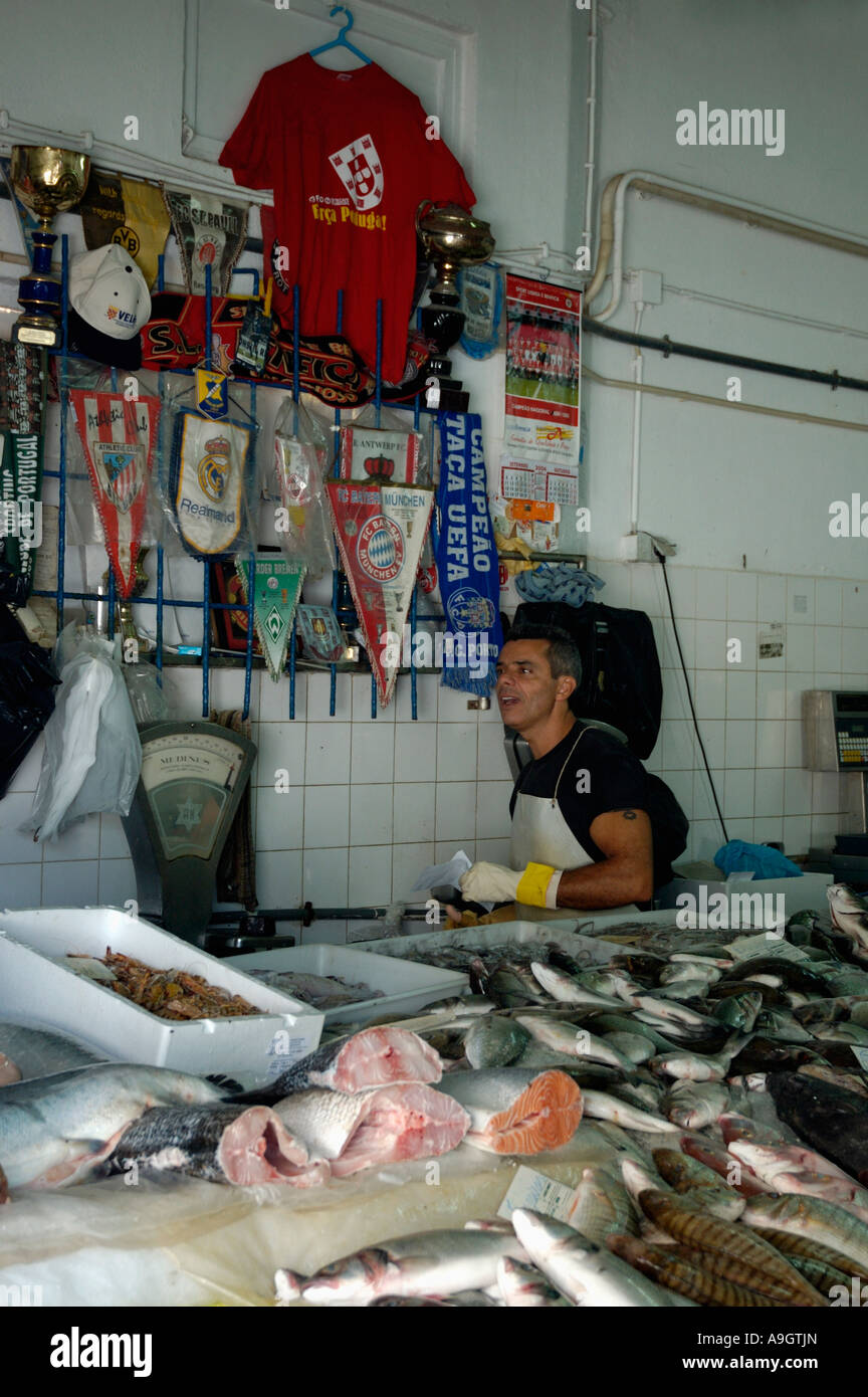 Fanatico del calcio fish monger con memorabilia sportivi Foto Stock