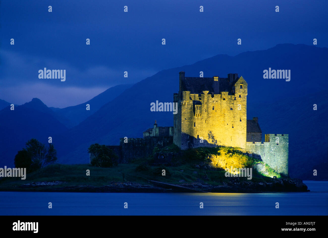 Eilean Donan Castle al crepuscolo Loch Alsh Wester Ross Scotland Regno Unito Foto Stock