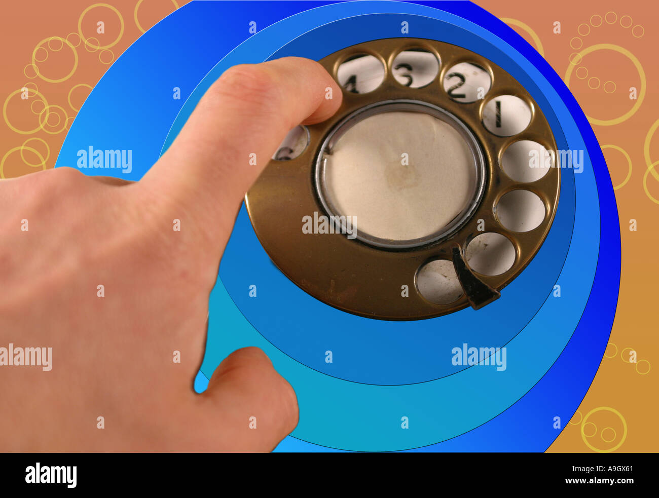Una mano di comporre un numero in uno stile vecchio telefono Foto Stock