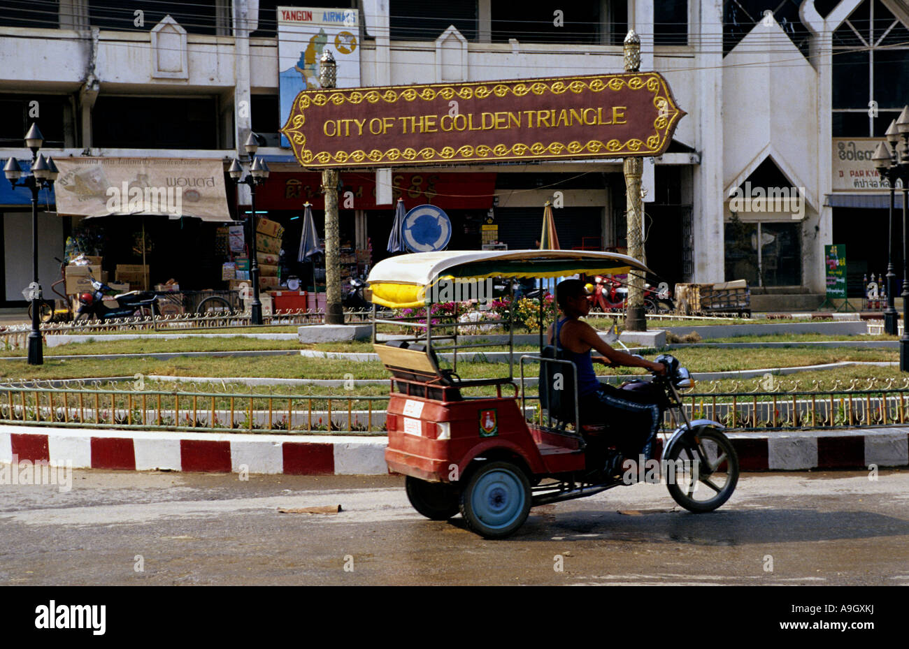Città del Triangolo d'Oro,Tachileik ,Birmania,Myanmar vicino al confine tailandese. Il trasporto locale è una moto a tre ruote Foto Stock
