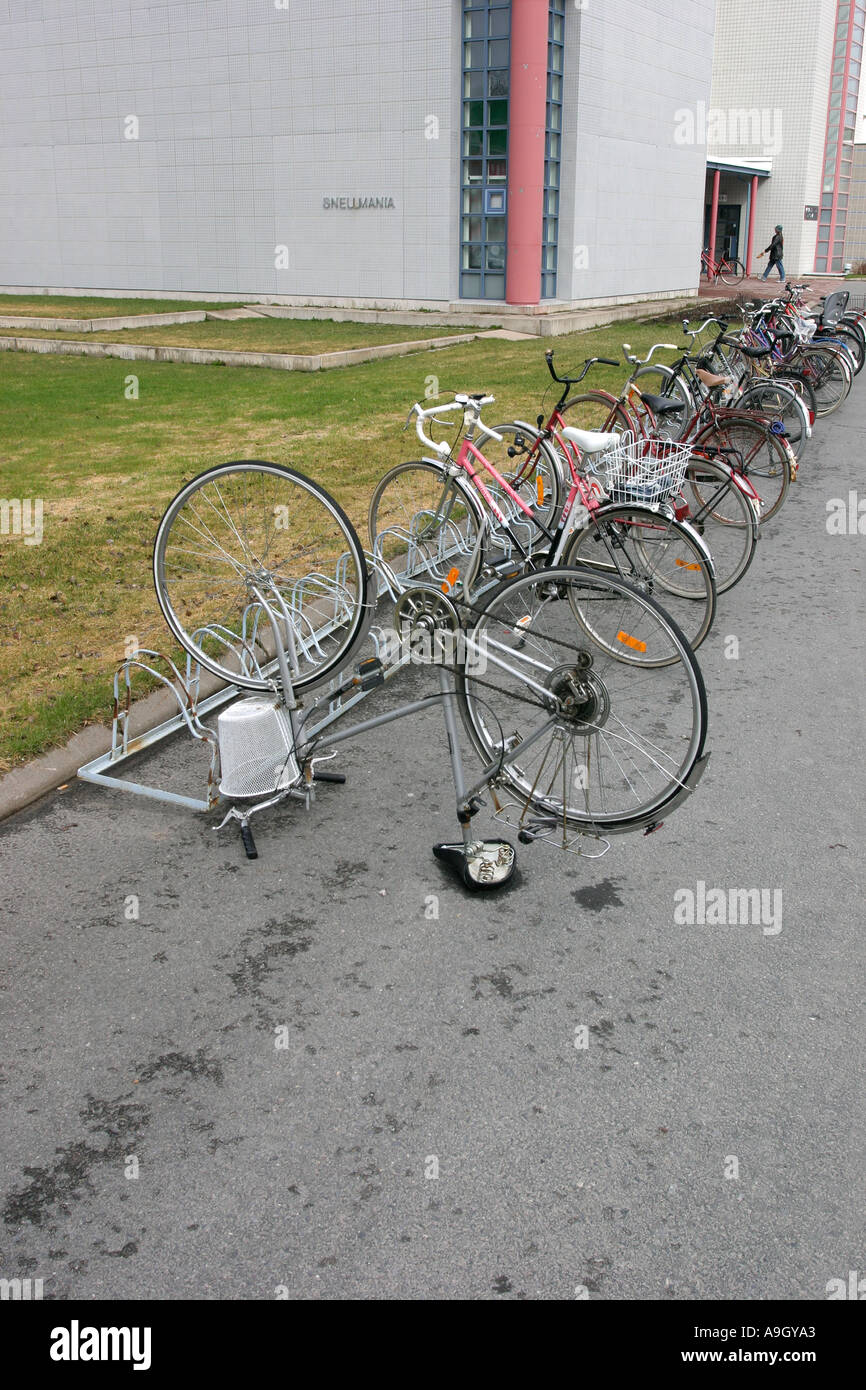 Gli studenti di biciclette in un rack Foto Stock