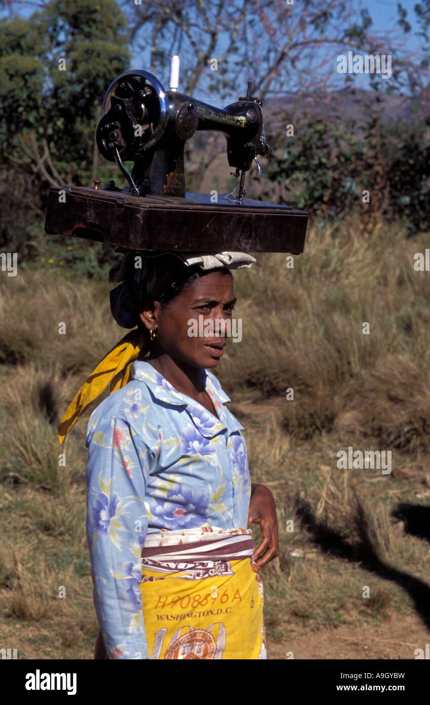 Vezo donna testa portante della macchina per cucire Morombe Madagascar. Foto Stock