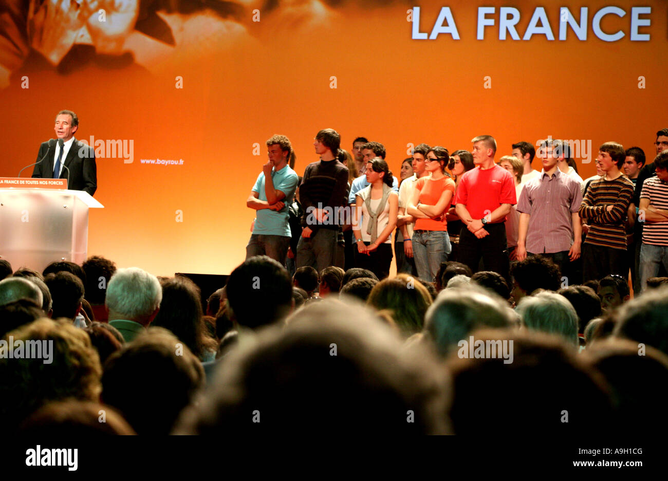 La prima volta gli elettori sul palco con François Bayrou a sua elezione finale rally 2007 Foto Stock