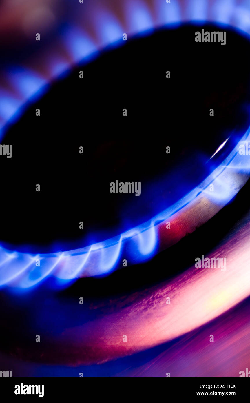 Illuminato anello di gas a livello domestico fornello 3 di 6 Foto Stock