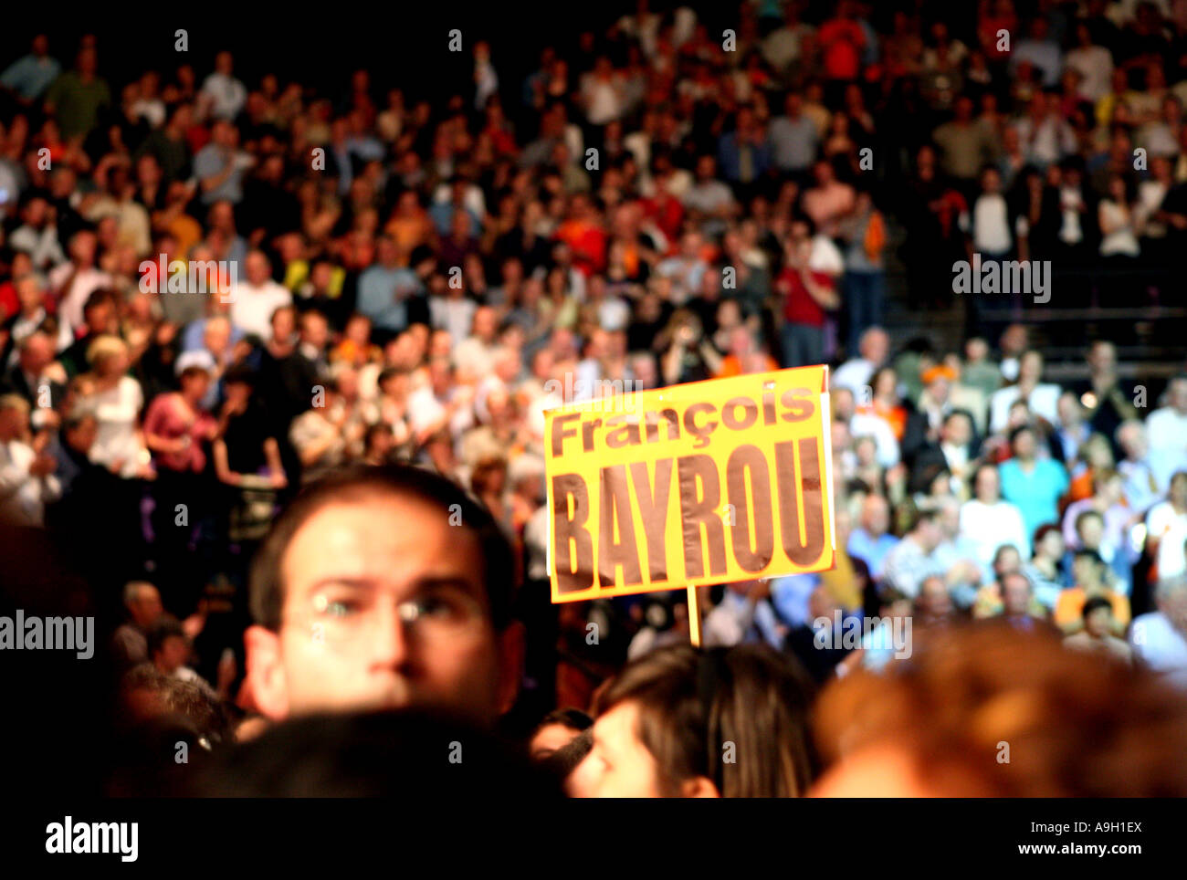 I sostenitori del politico francese François Bayrou presso la sua ultima campagna elettorale nel rally di Pau 2007 Foto Stock