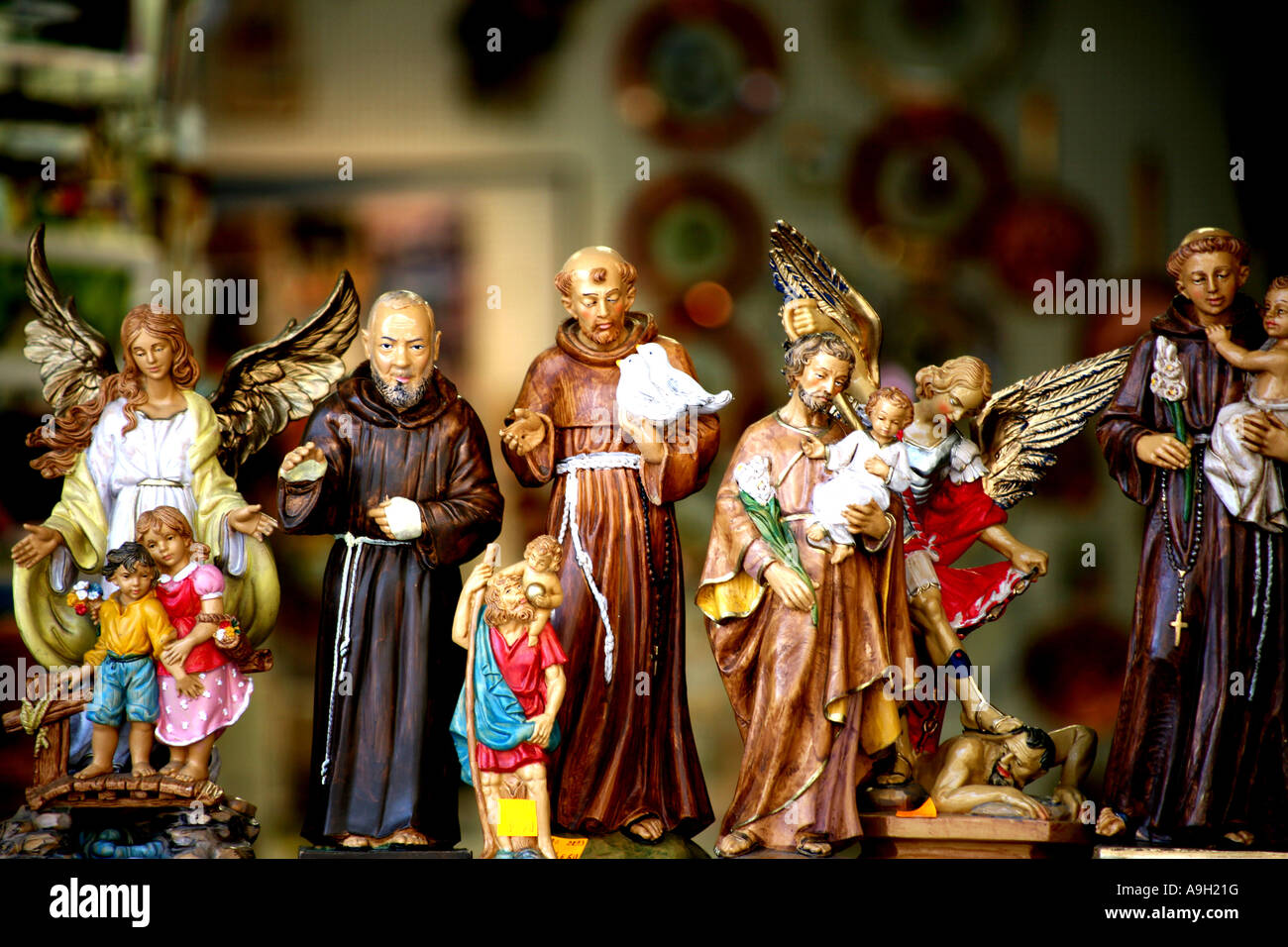 Figurine di religiosi in vendita nel negozio di souvenir a Lourdes Francia 2007 Foto Stock