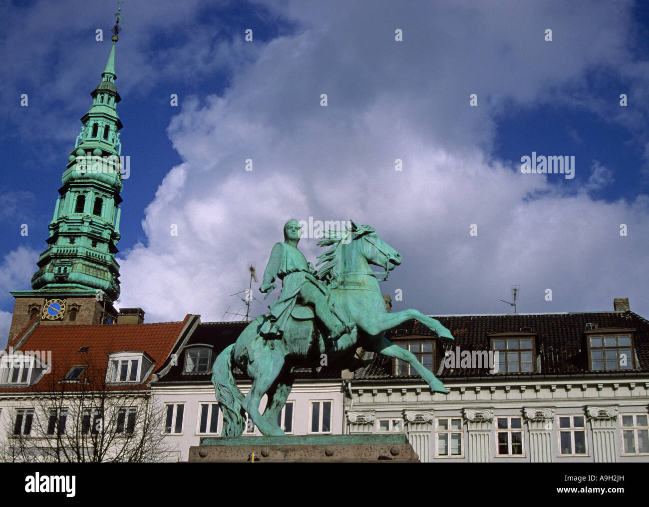 La statua equestre del vescovo Absalon a Højbro Plads con Nikolaj Kirke chiesa in background Copenhagen DANIMARCA Foto Stock