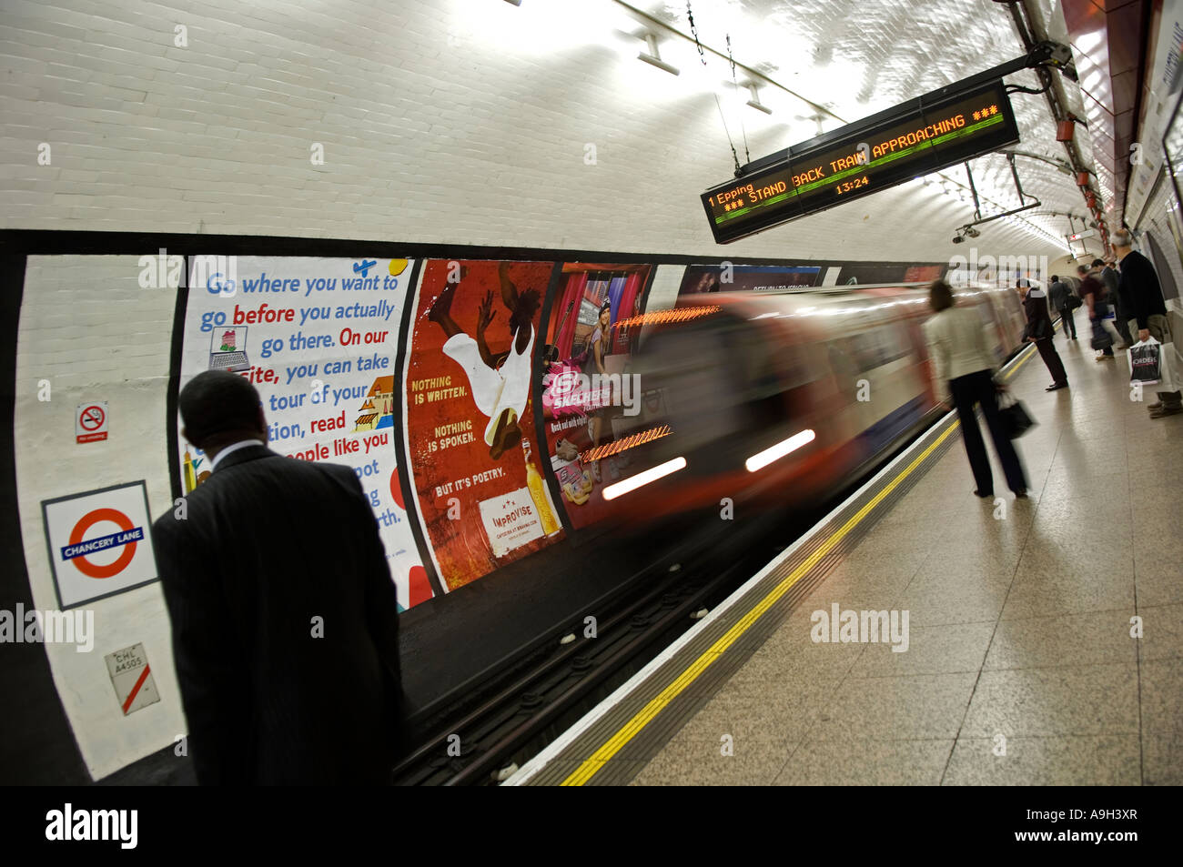 Arrivo del treno sulla metropolitana di Londra Foto Stock