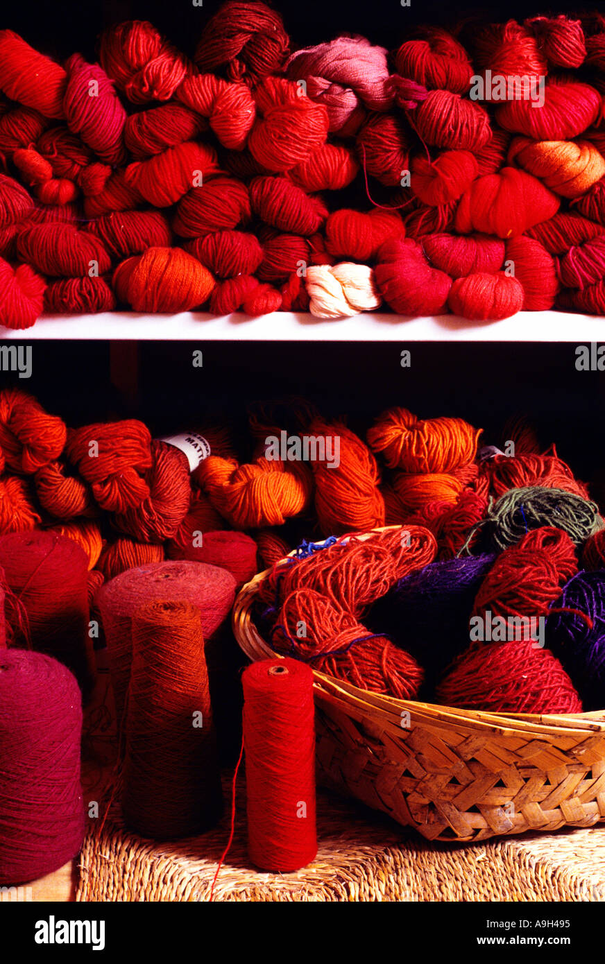 Lana, ripiani e cesti di lana di colore rosso. Foto Stock