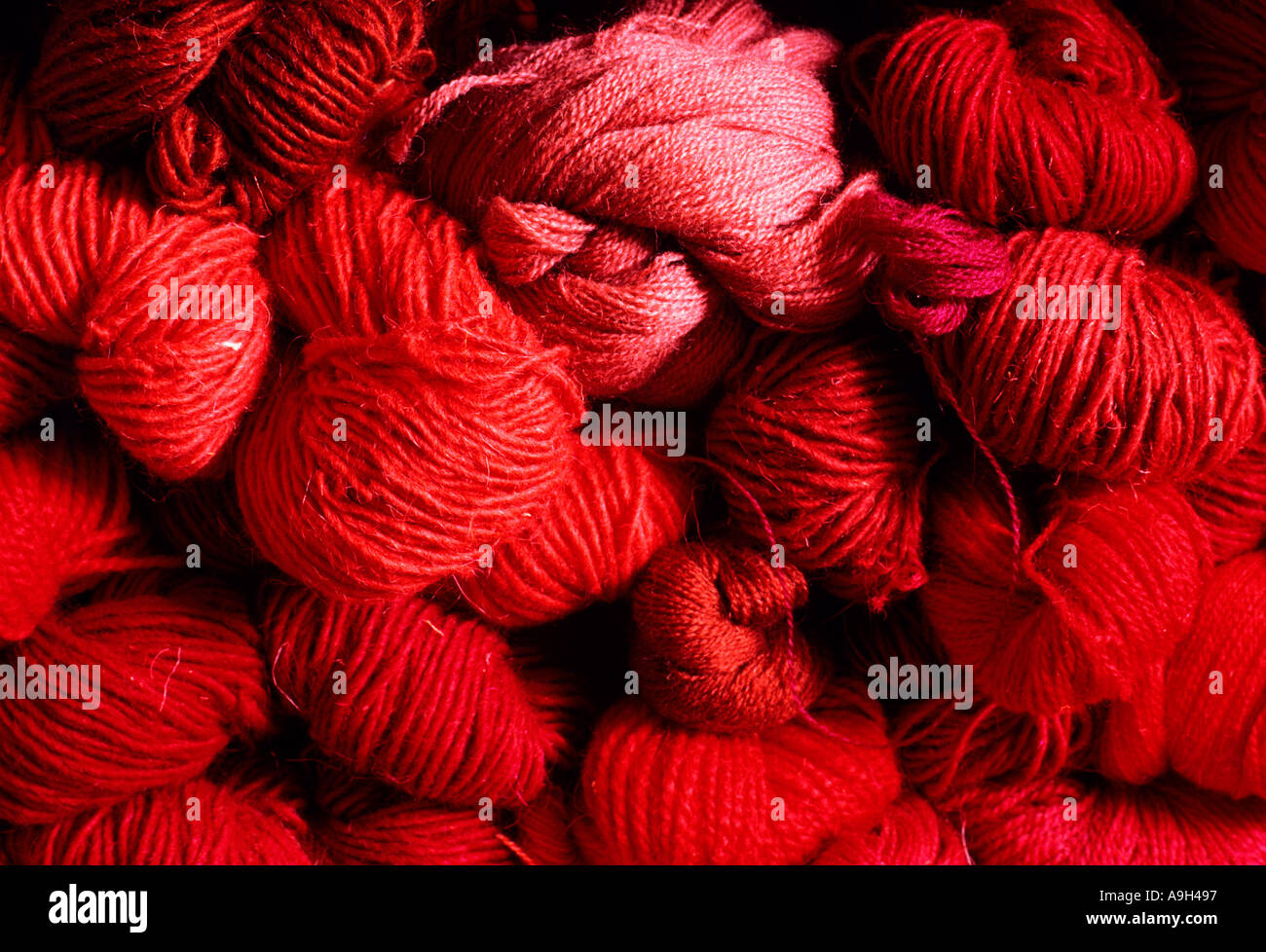 In matasse di rosso e rosa di lana. Foto Stock