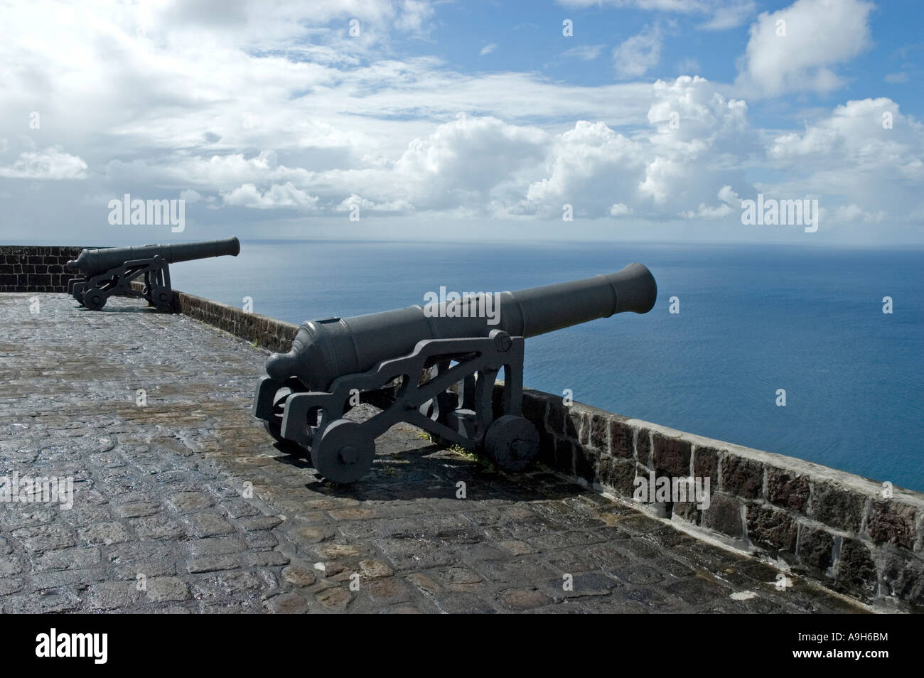 Cannone di segnalare al mare, luogo orientale di bracci, la Cittadella, il Parco Nazionale di Brimstone Hill Fortress, St Kitts Foto Stock