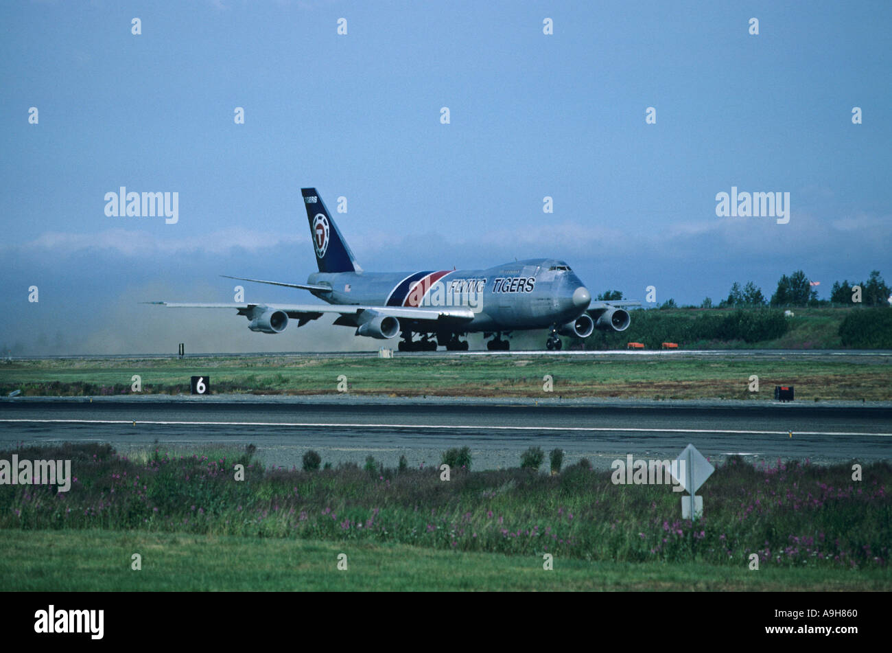 Aria di trasporto aereo vicino alla pista di atterraggio Aeroporto di Anchorage in Alaska Foto Stock