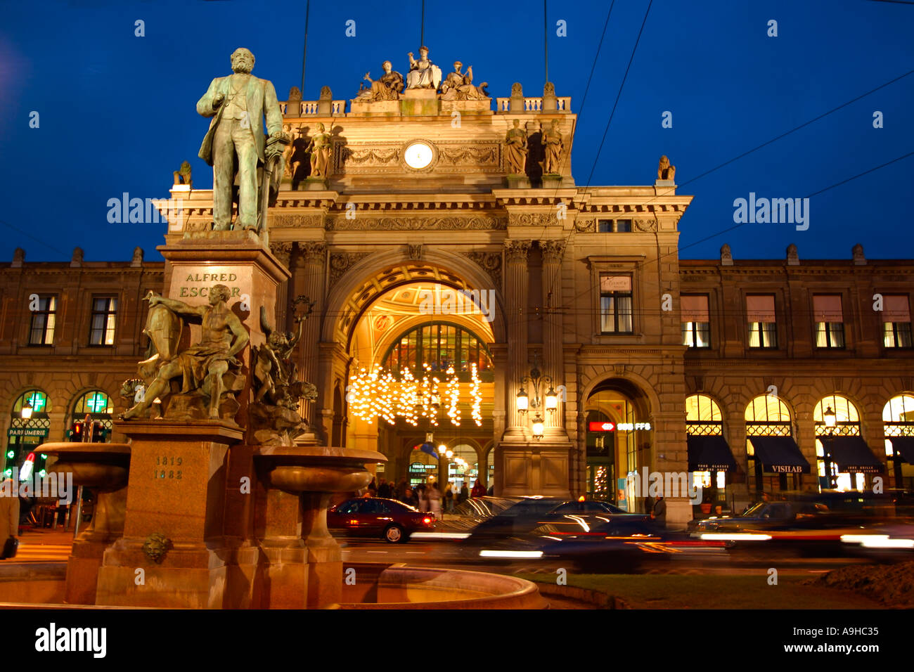 Zurigo stazione ferroviaria scultura twilight Foto Stock