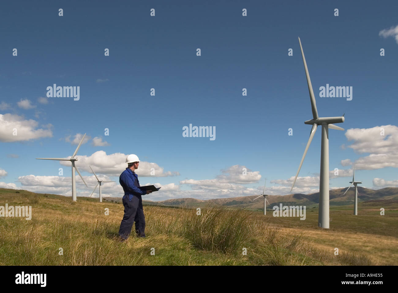 Controllo tecnico e mantenendo il potere di vento turbine che producono energia elettrica per la parte di Cumbria Regno Unito a Lambrigg Wind Farm Foto Stock