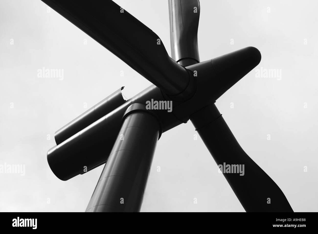 Chiudere la silhouette vista di ricerca di torre a turbina eolica che mostra le lame e la navicella con la parte superiore aperta durante la manutenzione. Wind Farm in Cumbria, England, Regno Unito Foto Stock
