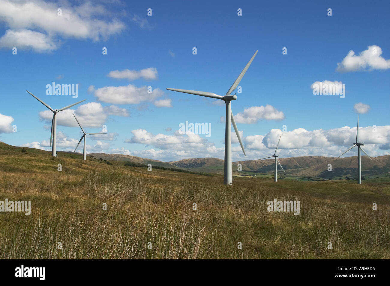 Il potere di vento turbine che producono energia elettrica per la parte di Cumbria Regno Unito a Lambrigg Wind Farm Foto Stock