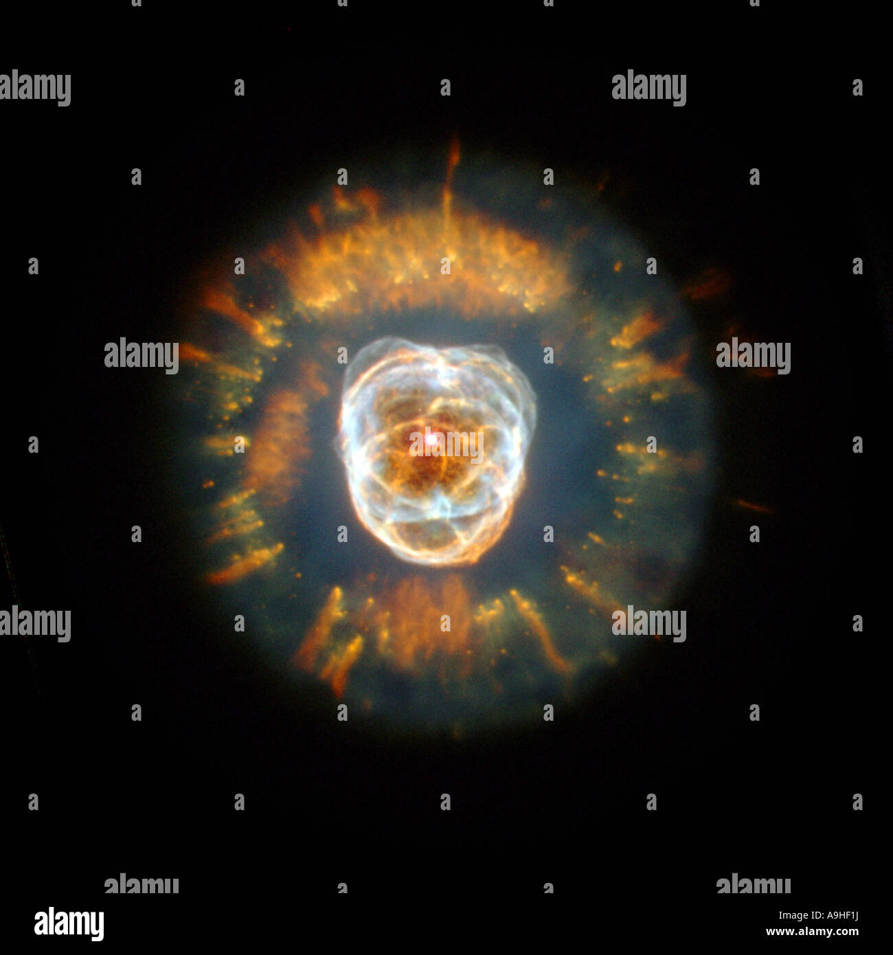 La nebulosa Eskimo NGC 2392 dal telescopio spaziale Hubble Foto Stock La nebulosa Eskimo NGC 2392 dal telescopio spaziale Hubble Foto Stock